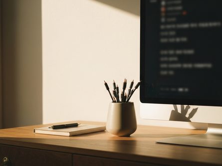 손으로 잡은 스마트폰과 신용카드 클로즈업, 흐릿한 카페 배경