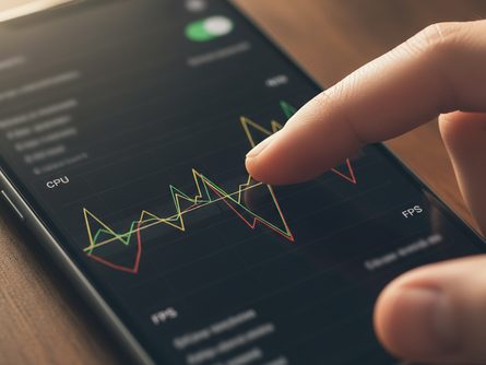 손으로 잡은 스마트폰 화면 클로즈업, 모바일 게임 플레이 중인 장면과 헤드폰